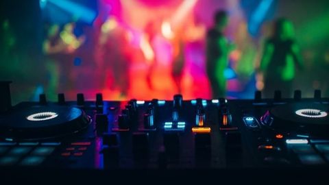 Jaka muzyka sprawdza się na imprezach? Praktyczny przewodnik wokół playlist i trendów
